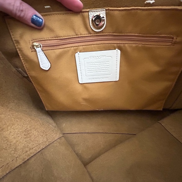 Coach cream leather tote carrying bag, base 13” & height 10” - Picture 8 of 9